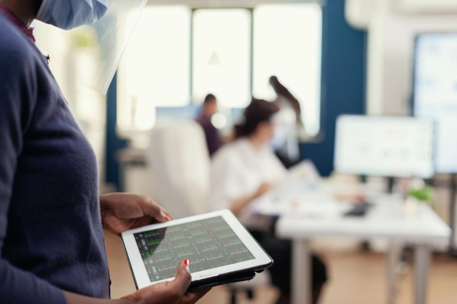 Interazione professionale durante sessione formativa